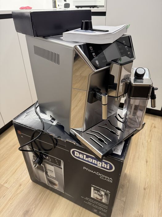 Продам кавову машину модель DeLonghi PrimaDonna Class ECAM 550.85 MS