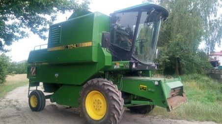 Kombajn zbożowy John Deere 1055