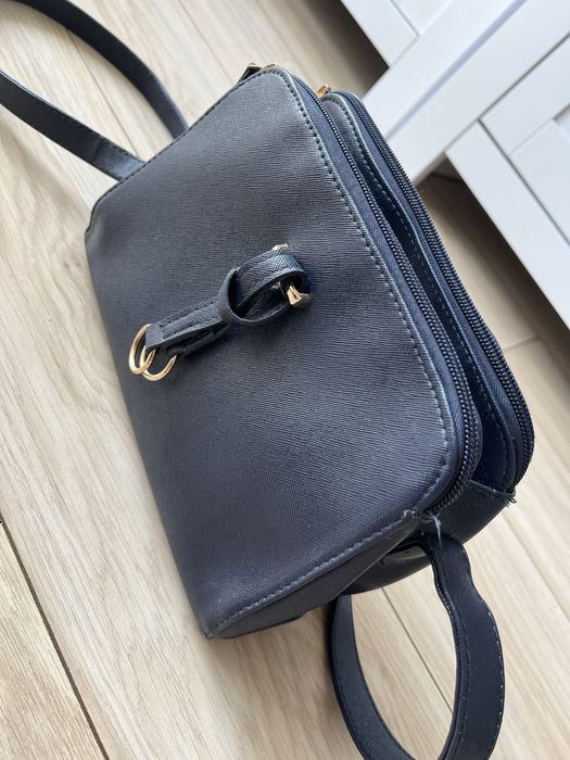 Granatowa torebka z przegródkami