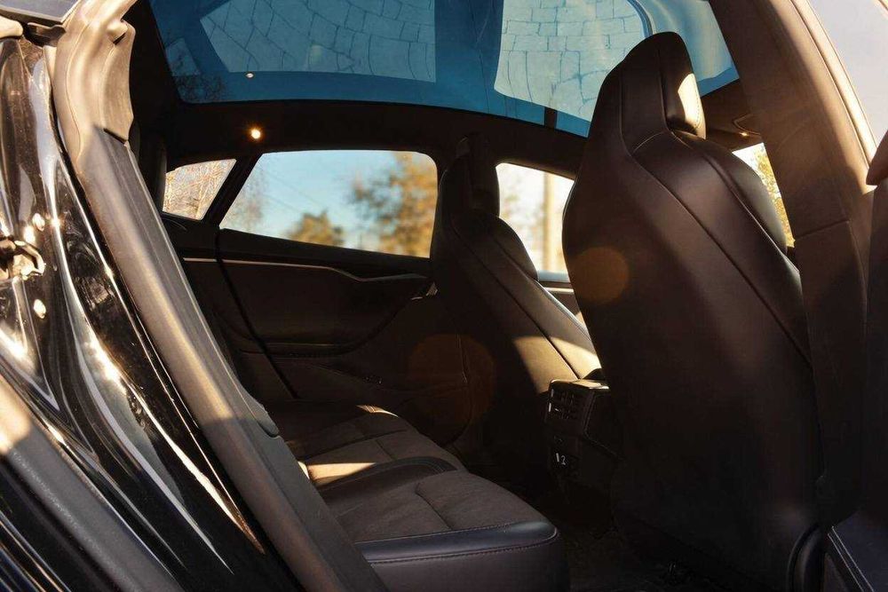 Тесла модель С 2018р повнопривідна.