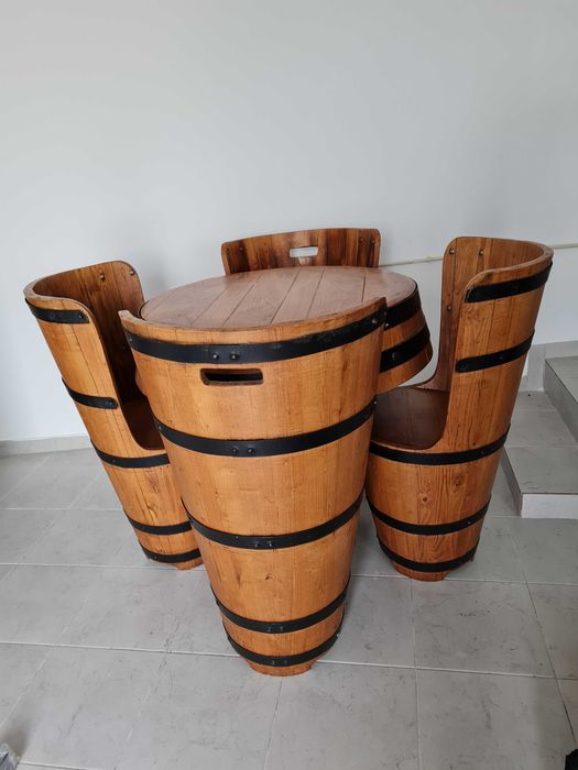 Mesa e cadeiras feitas de pipos