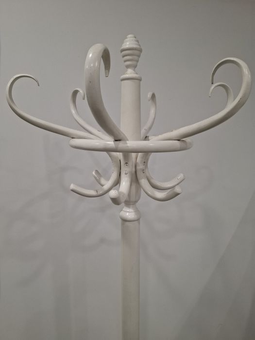 Wieszak drewniany stojący na kurtki i parasole