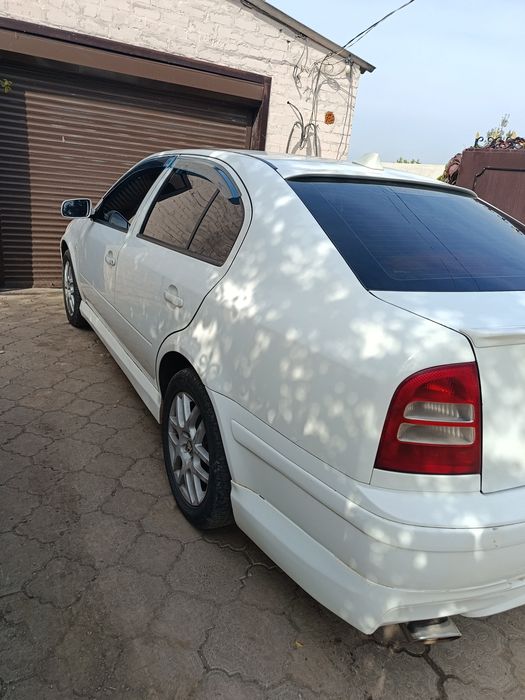 Машина Skoda A4.