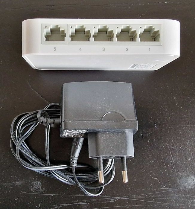 TP-Link 5-Port Hub in Brand-New Condition64550965624323121