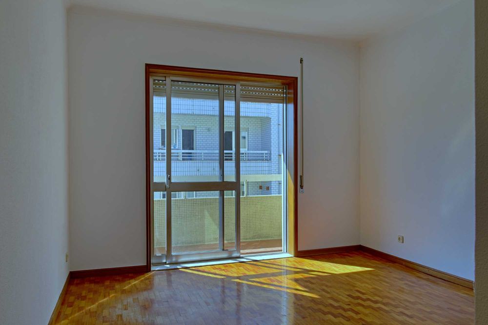 Apartamento T3 com 2 WC e garagem fechada junto às Portas da Maia