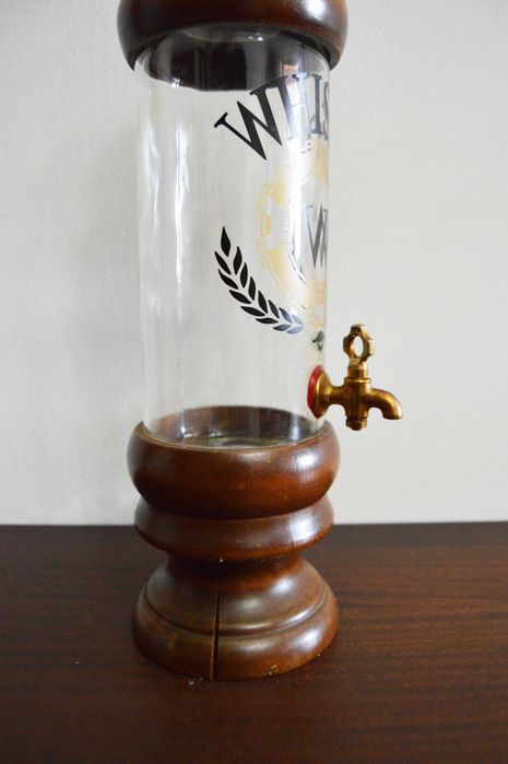 Garrafa de Vidro e Madeira Whisky.