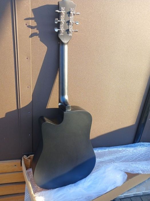 Шестиструнная акустическая  гитара новая в упаковке 6 струн