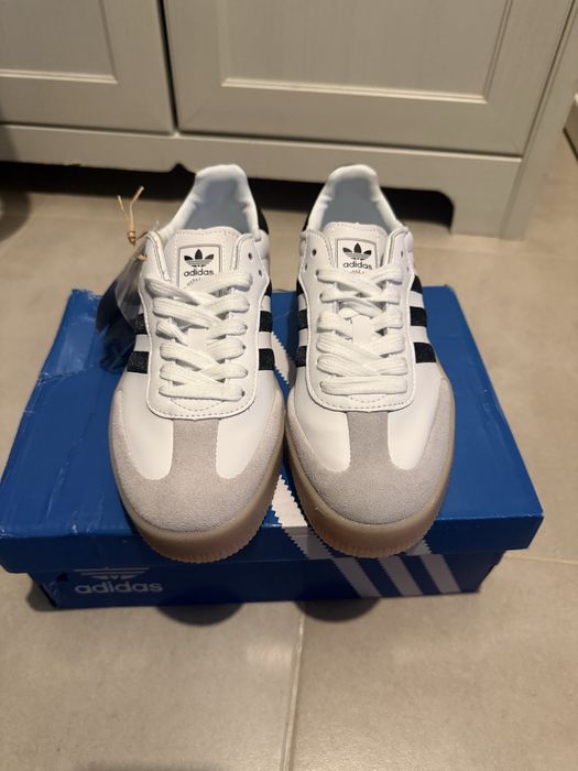 Adidas Samba modelo de mulher