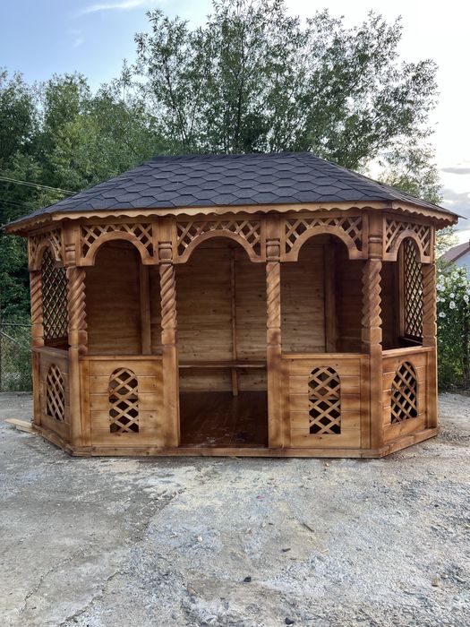 Альтанки ,  гойдалки.