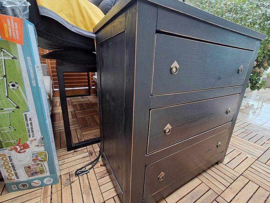 Drewniana, czarna komoda