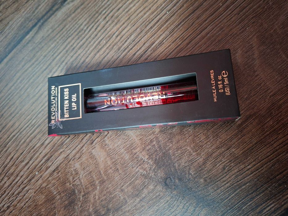 Olejek do ust Bitten Kiss Revolution