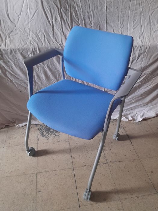Cadeiras azuis com rodas