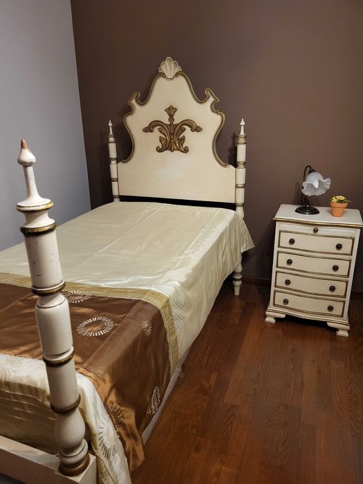 Cama clássica em bom estado