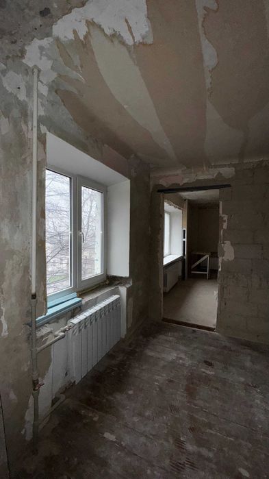 Продаю 3 к.кв в центре Чугуева (под Ваш уникальный ремонт)