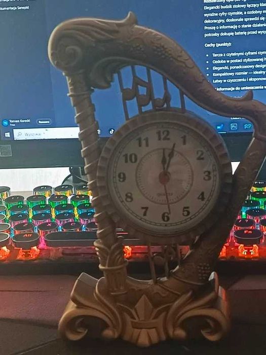 Elegancki Budzik z Harfą Rzymską