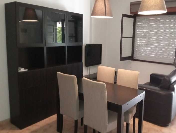 Moradia T2-R/C, Mobilada, Aroeira, Charneca Caparica num condomínio.