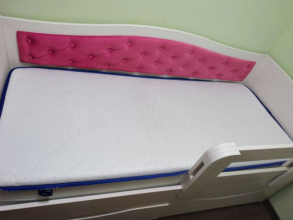 Дитяче ліжко для дівчинки