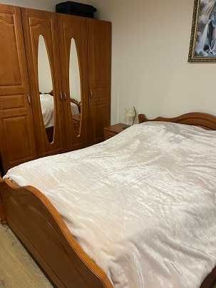 łóżko, szafa i szafki nocne