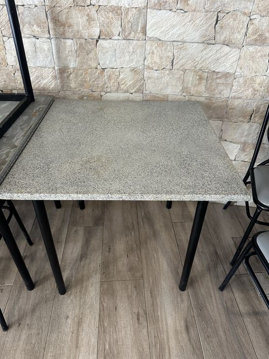 Diversas Mesas e bancos