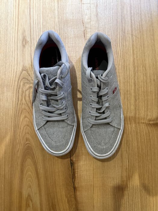 Продам кросівки Levis