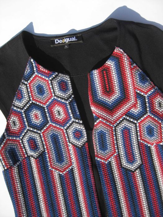 Яркое платье с принтом абстракция эффект вышивки Desigual L