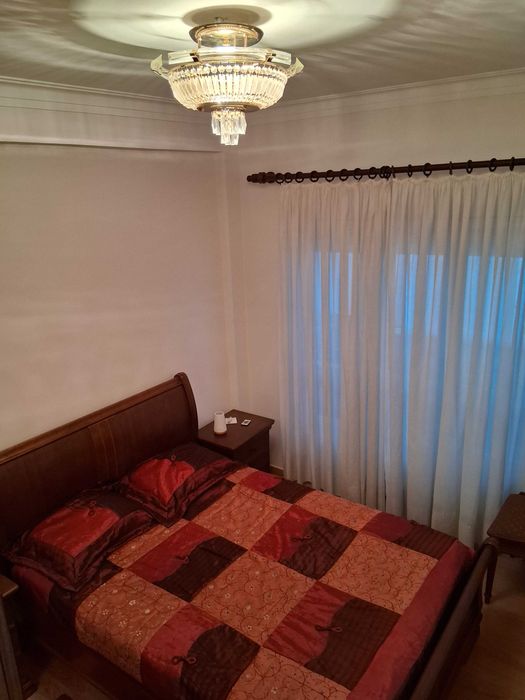 Quarto em Cerejeira e sofás em pele