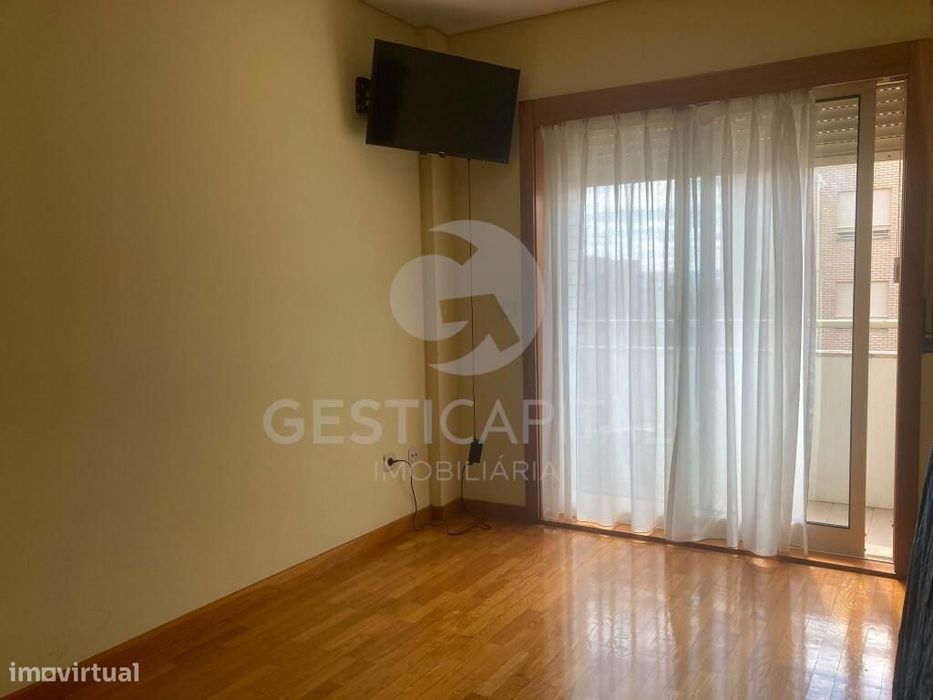 Apartamento T3 com Suite, 2 Varandas e Garagem para 2 Carros  em linha