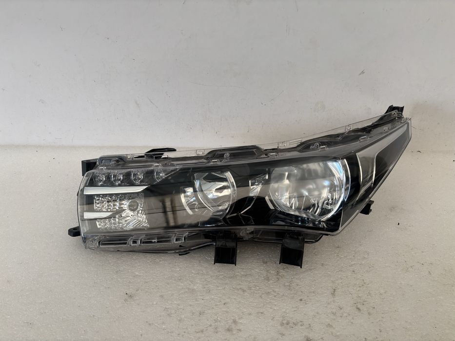 Toyota Corolla E16 13-16 lampa lewy przód lewa przednia
