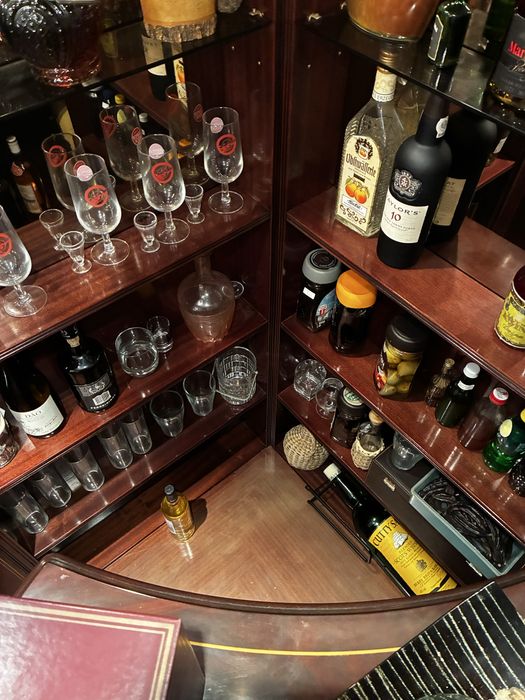 Bar de canto em madeira + 2 bancos