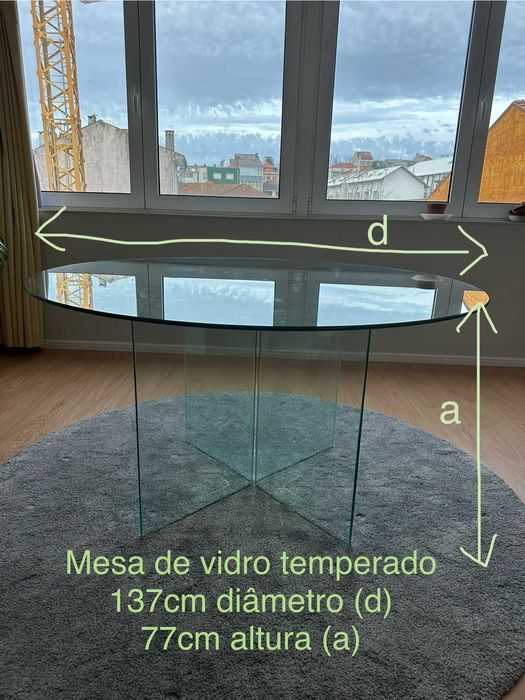 Mesa de jantar redonda em vidro temperado 140cm