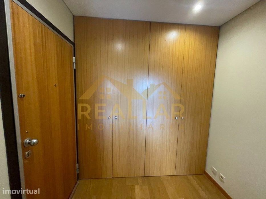 Apartamento T2 Mobilado com Box de Estacionamento em Localização Pr...