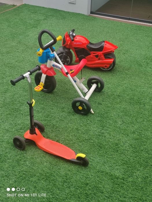 Mota, triciclo e trotinete