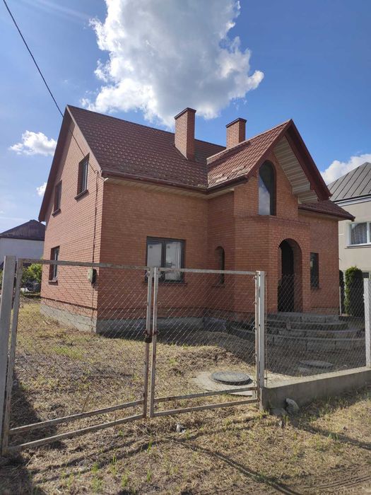 Продам окремо стоячий будинок в місті
