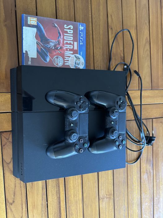 Play Station 4 w dobrym stanie + 2 pady i gra