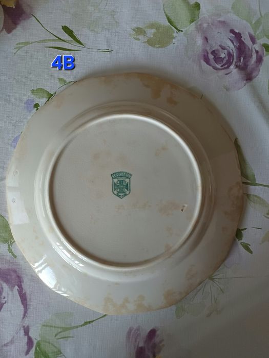 Pratos de louça muito antigos
