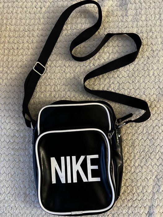 Torebka nerka czarna Nike na pasku