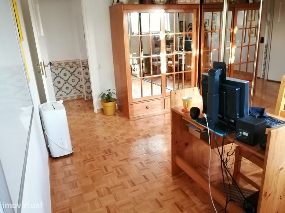 T2+1 no centro de Carcavelos a 5 min a pé da estação, com varanda, E-O