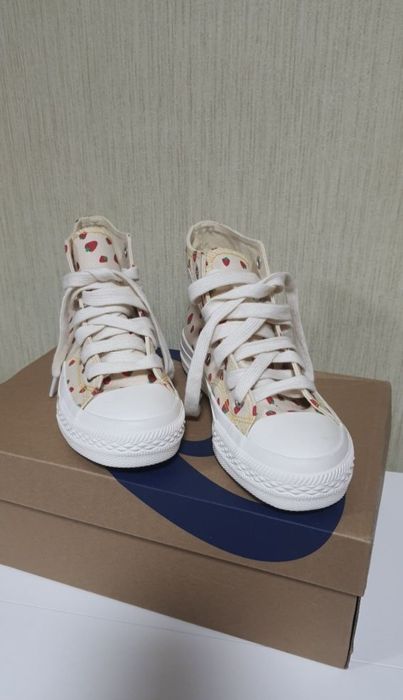 Високі кеди конверси Converse взуття в полуничках