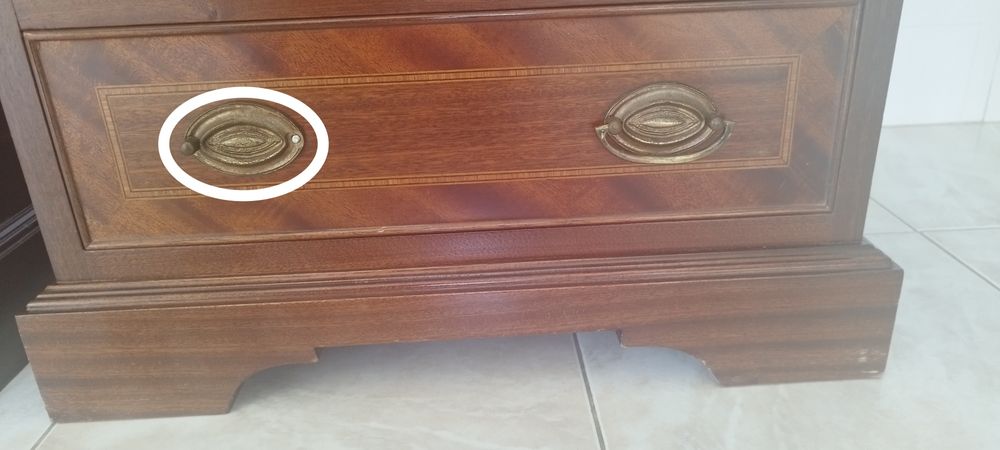 Par de Cômodas Clássicas em Madeira