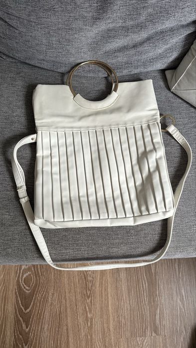 Сумка кольору айворі, з миталевими круглими ручками