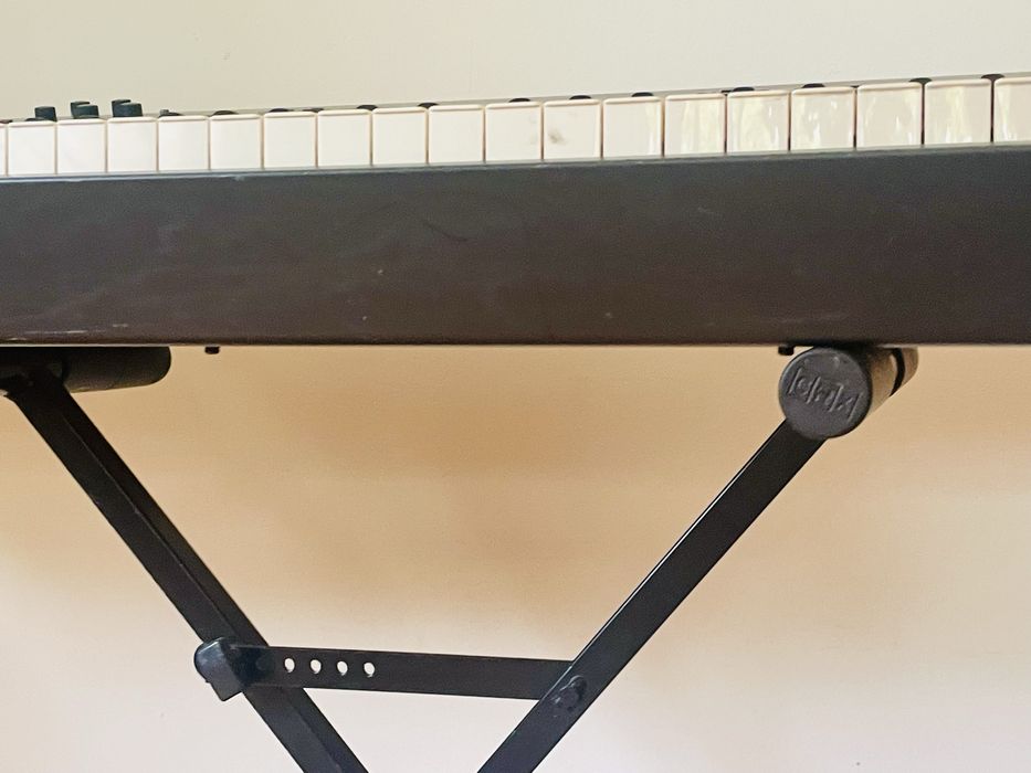 Roland RD-700 (Piano Digital) PACK COMPLETO: Suporte X + Pedal + Cabos