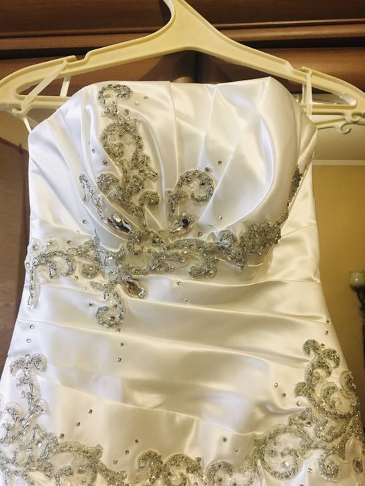 Весільна сукня абсолютно нова з камінням Сваровскі