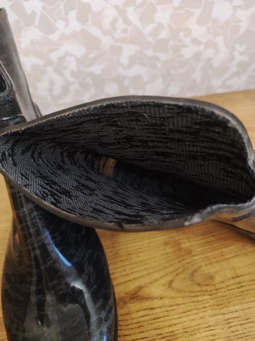 Чоботи короткі силіконові з Італії.