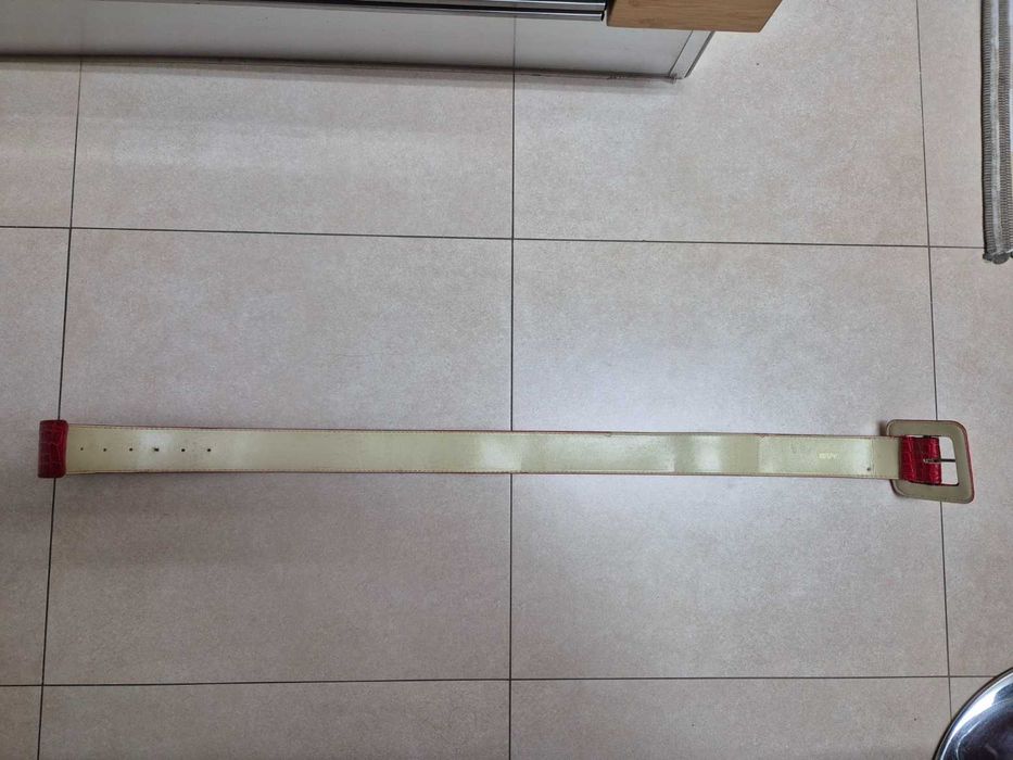 Cinto de senhora em PVC vermelho