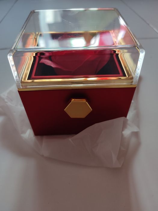 Caixa com rosa e colar