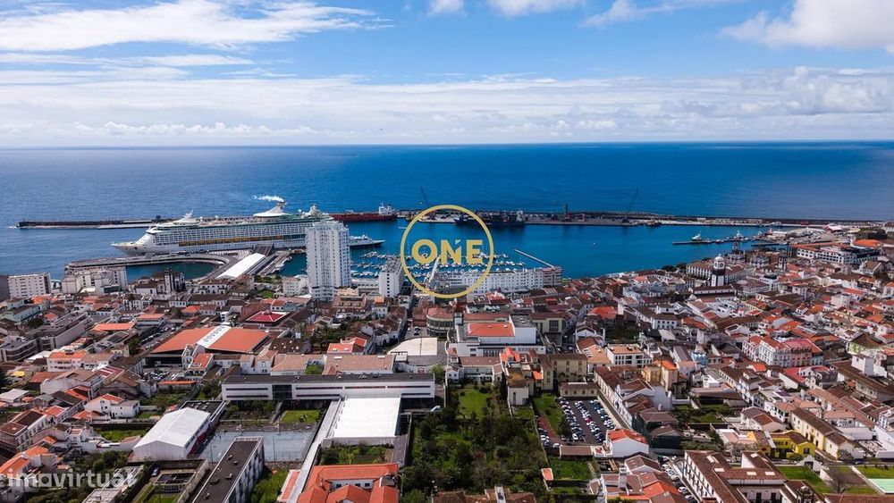 Moradia no centro de Ponta Delgada totalmente renovada