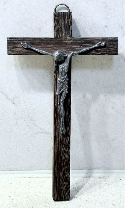 Pequeno antigo crucifixo de suspensão mural com Cristo em estanho