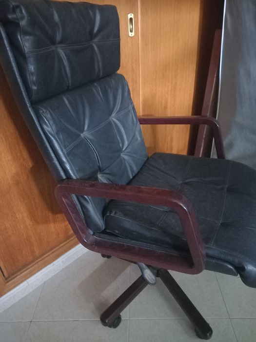 Cadeirão execitivo giratória em pele como nova