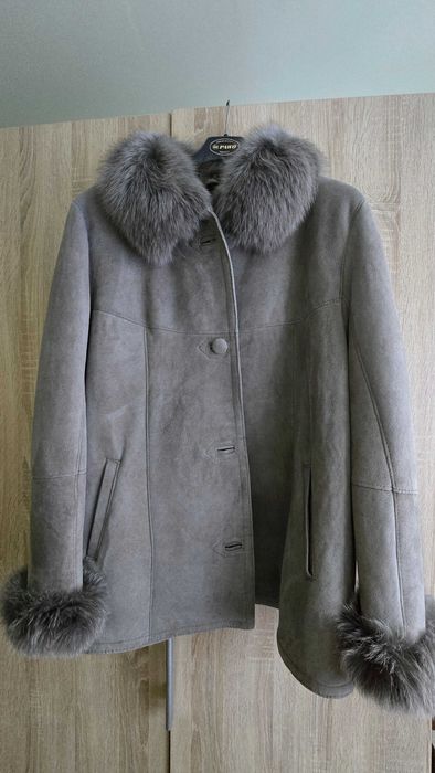 Stylowy kożuszek szary sr dlugosc obszyty futerkiem