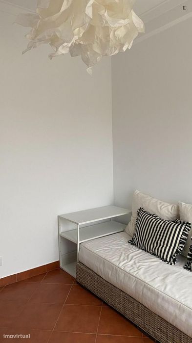 Quarto - localizado em Oeiras Lisbon